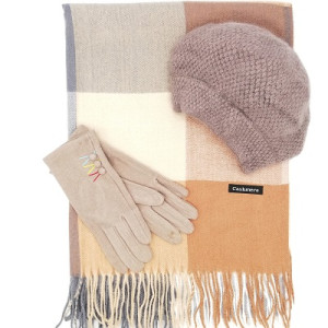 Дамски зимен комплект в бежово-Шал, шапка и ръкавици