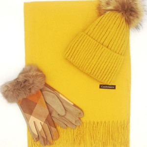 Дамски зимен комплект в горчица-Кашмирен шал, шапка с пух и ръкавици
