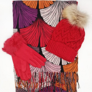 Стилен дамски комплект в червено-Шапка, шал и ръкавици с пух