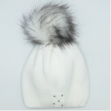 Дамска зимна шапка в бяло с помпон-плетена