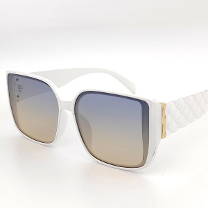Дамски слънчеви очила в бяло с широка рамка и цветни стъкла