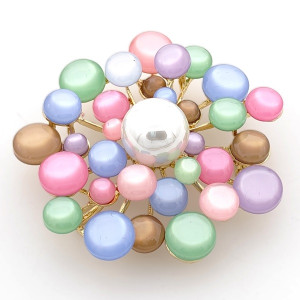 Брошка с цветни перли в пастелни тонове – стилен аксесоар за жена