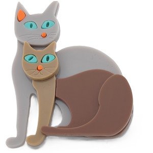 Брошка две котки в сиво и кафяво – стилен аксесоар за дрехи