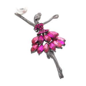 Брошка за дреха балерина с цикламени камъни и перла в ръката