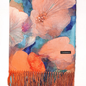 Стилен кашмирен шал с красиви цветя в цвят праскова