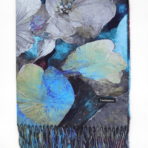 Топъл дамски кашмирен шал с цвете и дълги ресни в синьо и сиво