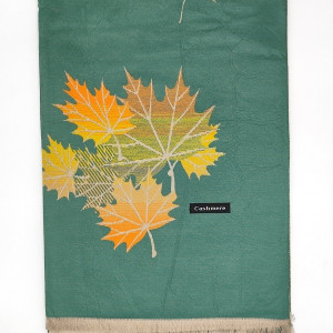 Кашмирен дамски шал в зелено с листа и къси ресни Кашмирен дамски шал в зелено с листа и къси ресни