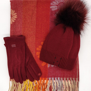 Дамски комплект шапка, шал и ръкавици в бордо – луксозен и топъл подарък