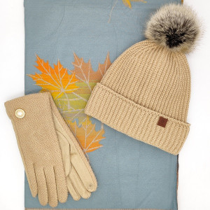 Коледен подарък за жена – комплект шапка, шал и ръкавици в бежово и сиво Коледен подарък за жена – комплект шапка, шал и ръкавици в бежово и сиво
