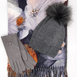 Комплект шапка, шал и ръкавици в сиво с флорален шал – елегантен зимен подарък за жена Комплект шапка, шал и ръкавици в сиво с флорален шал – елегантен зимен подарък за жена