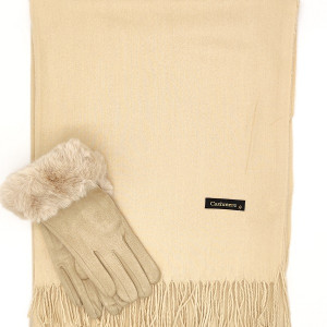Дамски комплект шал и ръкавици в бежово – топъл и стилен подарък за жена