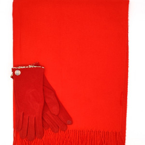 Шал и ръкавици в червено – елегантен зимен комплект, подходящ за подарък