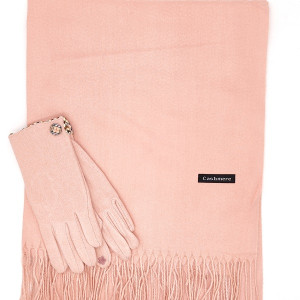 Шал и ръкавици в розово – оригинален подарък за Коледа