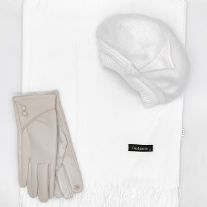 Дамски комплект шапка шал и ръкавици в бяло и светло бежово-Луксозен