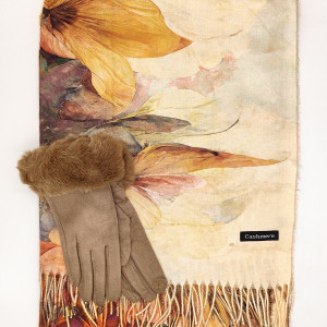 Луксозен Дамски комплект в бежово-Шал с цвете и ръкавици с естествен косъм Луксозен Дамски комплект в бежово-Шал с цвете и ръкавици с естествен косъм