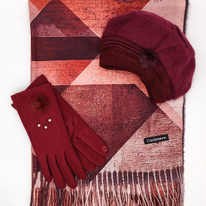 Стилен зимен комплект в бордо-Шал , шапка и ръкавици