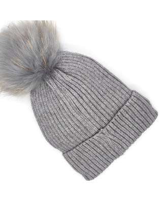Дамска зимна шапка в сиво с подгъв и пух-Естествен косъм Дамска зимна шапка в сиво с подгъв и пух-Естествен косъм