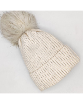 Дамска зимна шапка в бяло с подгъв и пух от естествен косъм Дамска зимна шапка в бяло с подгъв и пух от естествен косъм