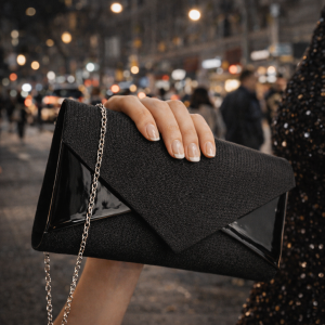 Дамска официална чанта тип плик в черно лак и брокат Дамска официална чанта тип плик в черно лак и брокат