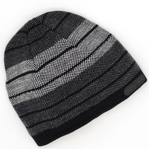 Зимна мъжка шапка с ивици – елегантен дизайн