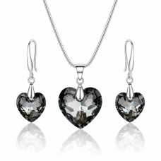 Комплект бижута с камъни Swarovski Silver Night – колие и висящи обеци сърце Комплект бижута с камъни Swarovski Silver Night – колие и висящи обеци сърце