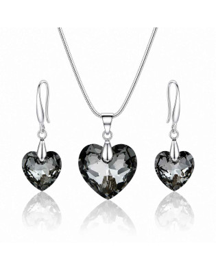 Комплект бижута с камъни Swarovski Silver Night – колие и висящи обеци сърце Комплект бижута с камъни Swarovski Silver Night – колие и висящи обеци сърце