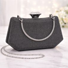 Малка официална чанта с нестандартен дизайн с дръжка и синджир черен текстил