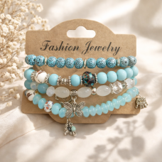 Дамска гривна със светло сини мъниста и висулка пеперуда