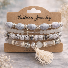 Дамска гривна в бяло с мъниста и висулка пискюл