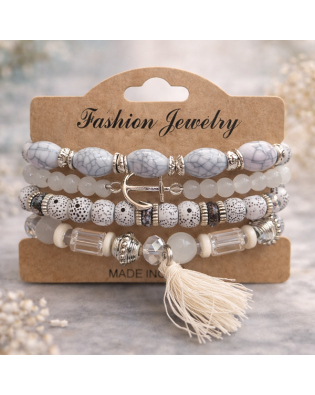 Дамска гривна в бяло с мъниста и висулка пискюл Дамска гривна в бяло с мъниста и висулка пискюл