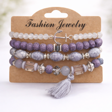 Дамска гривна с мъниста в лилаво с висулка пискюл