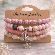 Нежна дамска гривна с розови мъниста и декоративни висулки