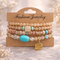 Стилна дамска гривна с бежови мъниста и декоративна висулка