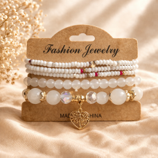 Класическа дамска гривна с бели мъниста и висулка сърце