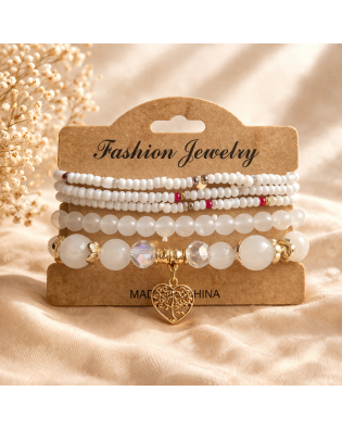 Класическа дамска гривна с бели мъниста и висулка сърце