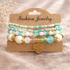 Свежа дамска гривна с тюркоазени мъниста и висулка сърце