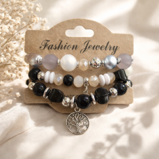 Дамска гривна с черни мъниста и висулка дърво на живота