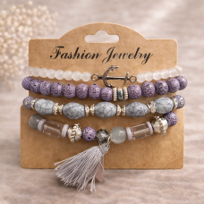 Стилна дамска гривна с лилави мъниста и пискюл