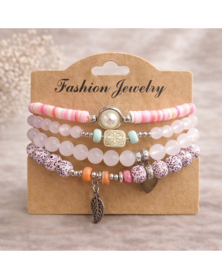 Лятна дамска гривна с розови мъниста и декоративни висулки