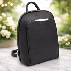 Дамска черна раница, твърда с метална лайсна 