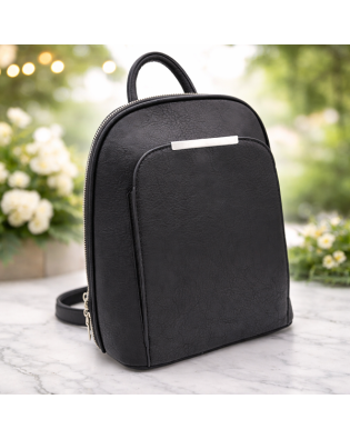 Дамска черна раница, твърда с метална лайсна Дамска черна раница, твърда с метална лайсна