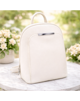 Дамска кожена раница в бяло с метална лайсна Дамска кожена раница в бяло с метална лайсна