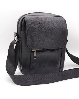 Мъжка чанта от естествена кожа с голямо капаче и преден цип – изчистен модел за през рамо