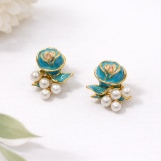 Обеци на винт цвете с бели перли