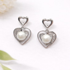 Висящи обеци сърце с перла сребристи на винт