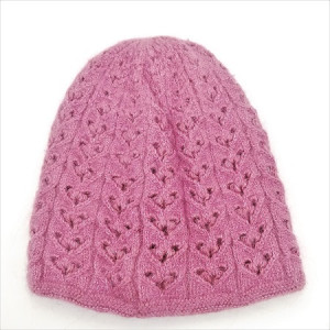 Дамска шапка плетена в розово