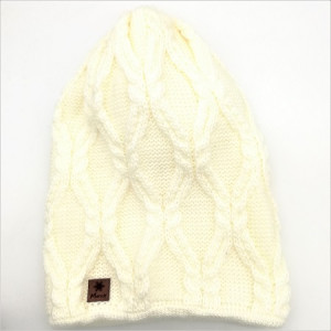 Дамска зимна шапка в бяло плетена
