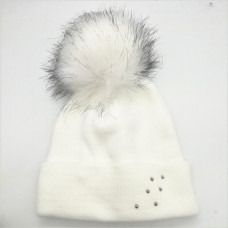 Дамска зимна шапка в бяло плетена с помпон