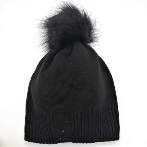 Дамска зимна шапка в черно с помпон