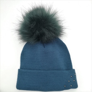 Дамска зимна шапка в петролено синьо с подгъв